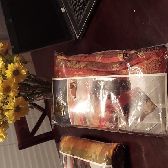 FALL COLLECTION TABLECLOTH- INDIAN SUMMER LEAVES - OBLONG 60 X 102 Like New! - Picture 1 of 7
